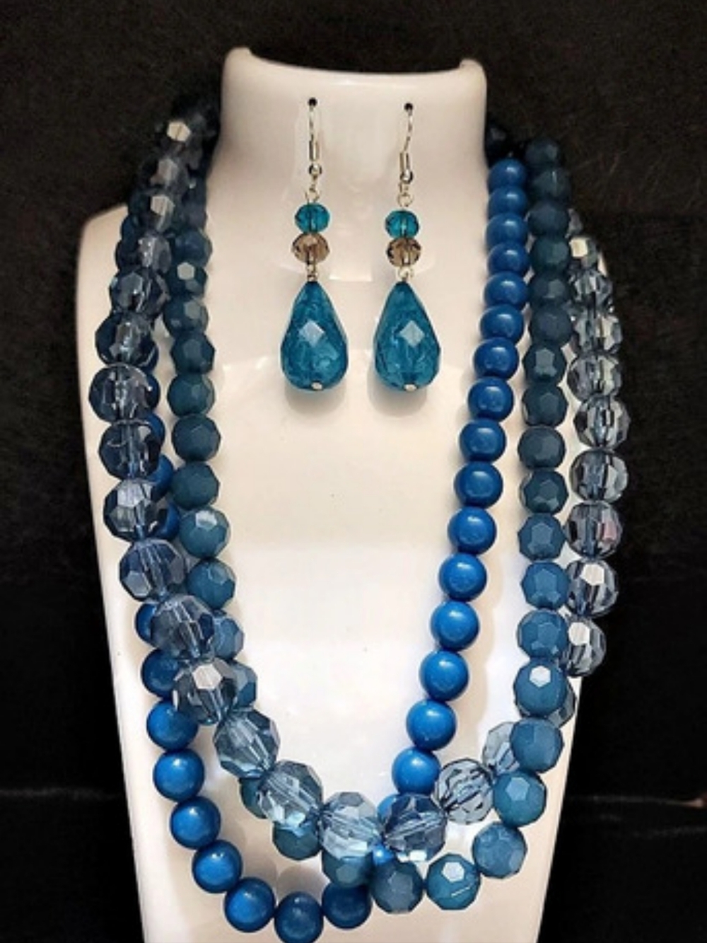 Express waterfall necklace and 1 pair of matching unbranded earrings.